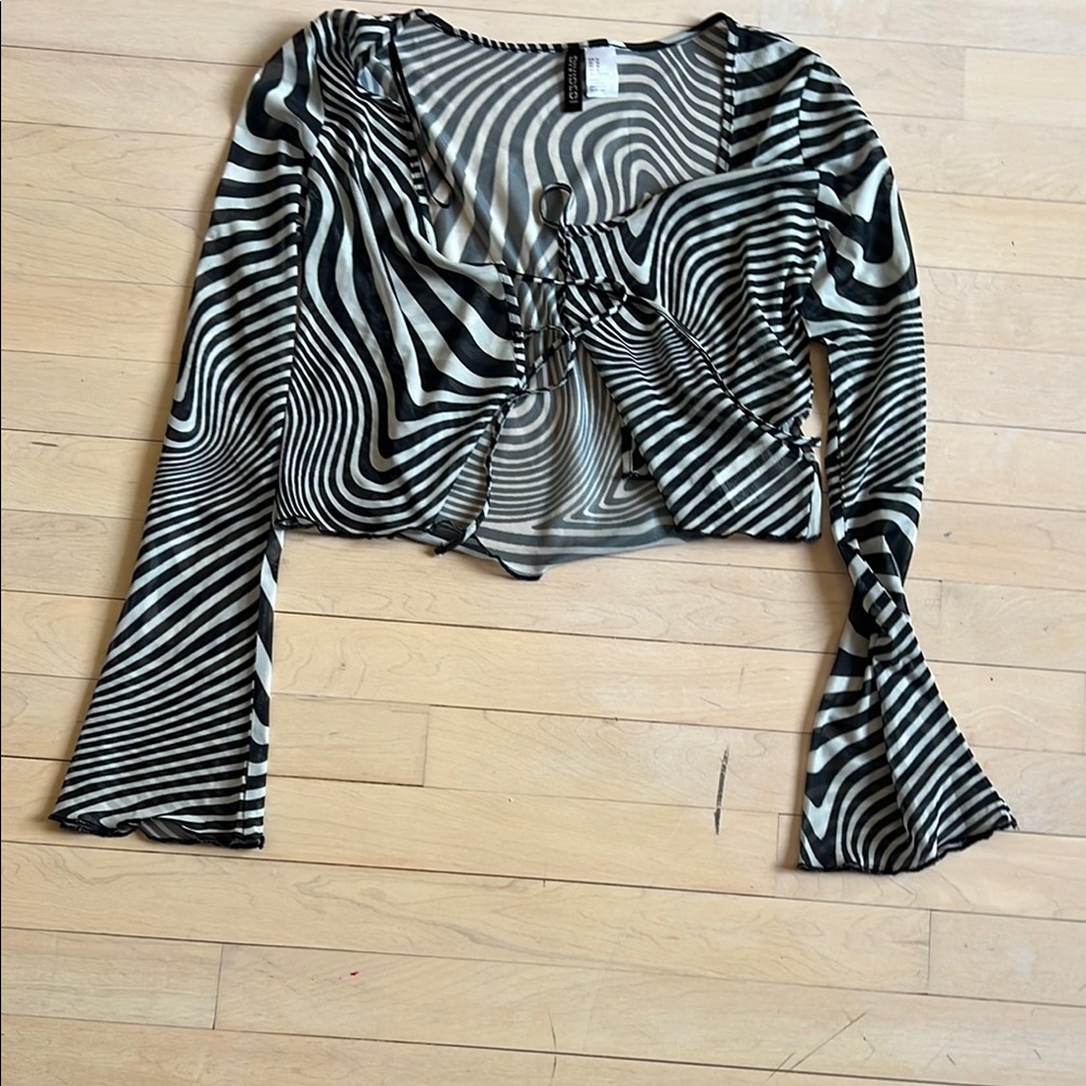 Black and White Psychadelic Striped Women's Shrug Top